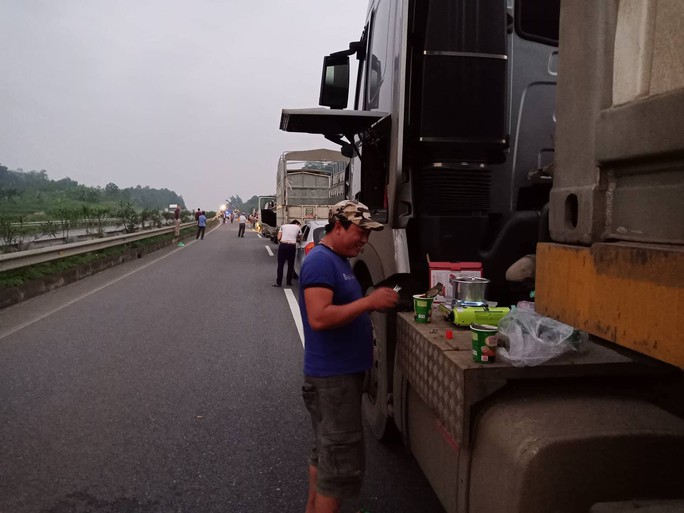 Lật xe trên cao tốc, nhiều tài xế nấu mì giữa đường chống đói - Ảnh 6.