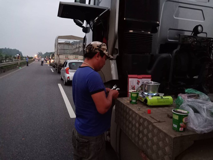Lật xe trên cao tốc, nhiều tài xế nấu mì giữa đường chống đói - Ảnh 10.