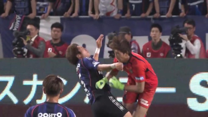 Va chạm với đồng đội, thủ môn tuyển Nhật phù mắt, gãy răng - Ảnh 3.