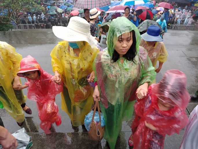 Cận cảnh lực lượng an ninh lễ hội Đền Hùng làm việc dưới mưa xối xả - Ảnh 15.