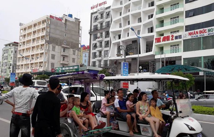Biển người” vẫn đổ về Sầm Sơn tắm biển ngày nghỉ lễ - Ảnh 11.