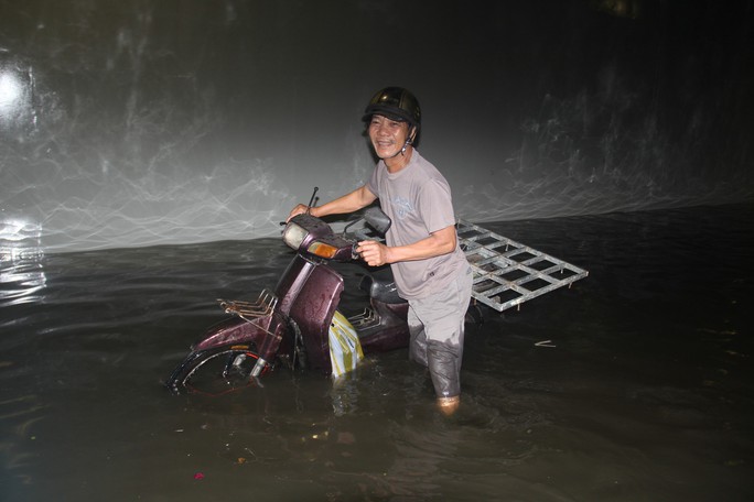 Hầm chui trăm tỉ ở Đà Nẵng lại thành sông sau cơn mưa lớn - Ảnh 2.