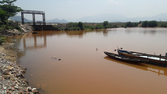Đà Nẵng: Hơn 8km sông Cu Đê chuyển màu đỏ gạch, người dân lo lắng - Ảnh 1.