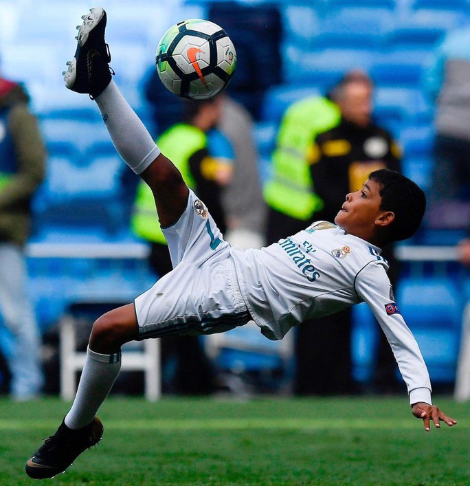 con trai ronaldo đá bóng