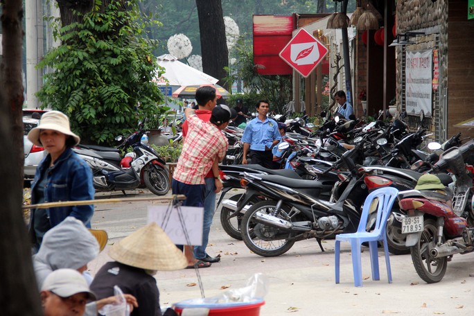 TP HCM: Nhiều bãi giữ xe vẫn trơ gan trên vỉa hè - Ảnh 9.