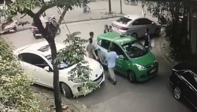Mâu thuẫn giao thông, cầm gạch đánh liên tiếp vào đầu đối phương - Ảnh 1.