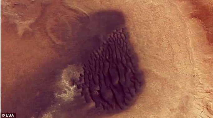 Cận cảnh miệng núi lửa rộng hơn 100 km trên Sao Hỏa  - Ảnh 6.