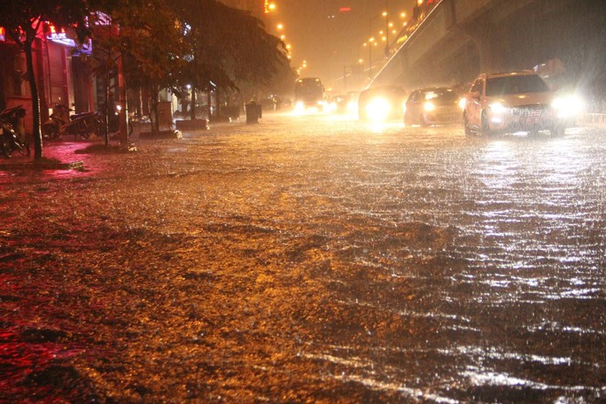 Hà Nội: Mưa lớn biến đường phố thành sông, giao thông hỗn loạn - Ảnh 1.