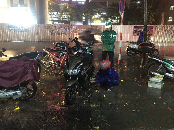 Hà Nội: Mưa lớn biến đường phố thành sông, giao thông hỗn loạn - Ảnh 5.