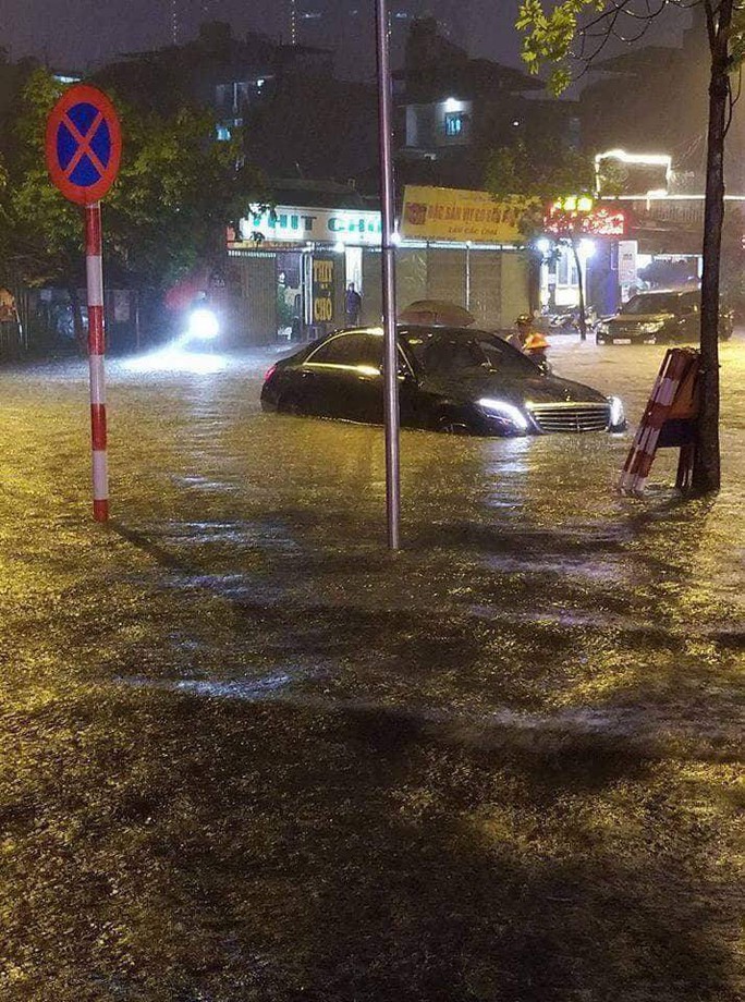 Hà Nội: Mưa lớn biến đường phố thành sông, giao thông hỗn loạn - Ảnh 10.