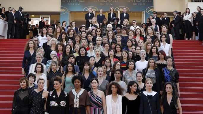 82 sao nữ biểu tình chống bất bình đẳng giới ở Cannes - Ảnh 1.