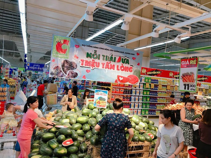 Siêu thị đồng loạt tham gia giải cứu dưa hấu, bí đỏ - Ảnh 1.