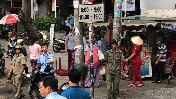 Tái khởi động chiến dịch dẹp vỉa hè ở trung tâm TP HCM - Ảnh 6.