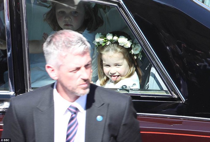 Công chúa Charlotte làm tan chảy trái tim khách mời trong đám cưới hoàng gia - Ảnh 3.