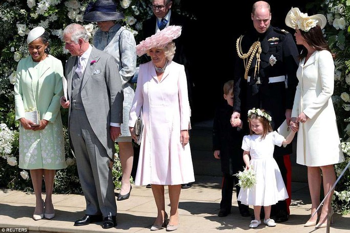 Công chúa Charlotte làm tan chảy trái tim khách mời trong đám cưới hoàng gia - Ảnh 7.