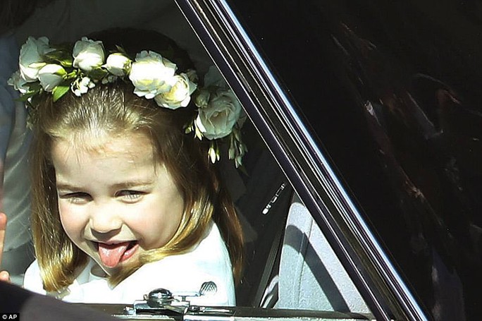Công chúa Charlotte làm tan chảy trái tim khách mời trong đám cưới hoàng gia - Ảnh 4.