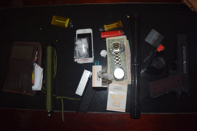 Bị kiểm tra, nam thanh niên có mang súng ném gói ma túy lên vỉa hè - Ảnh 2.