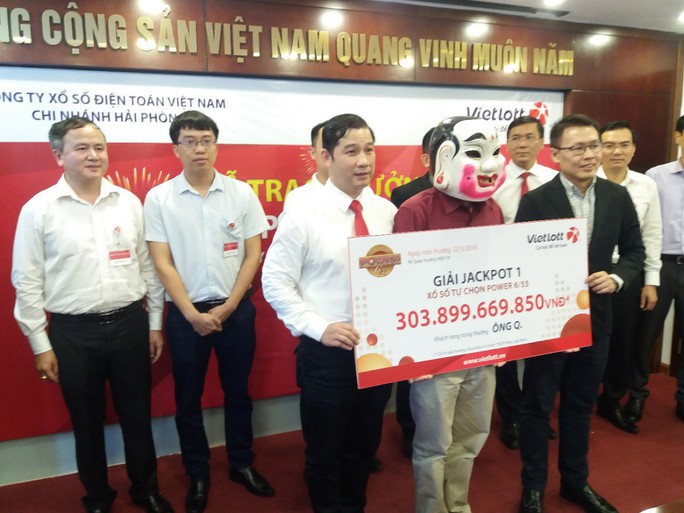 Người trúng Vietlott 304 tỉ đồng tặng 200 triệu đồng cho 2 hiệp sĩ bị sát hại - Ảnh 1. Người trúng Vietlott 304 tỉ đồng tặng 200 triệu đồng cho 2 hiệp sĩ bị sát hại - Ảnh 1.