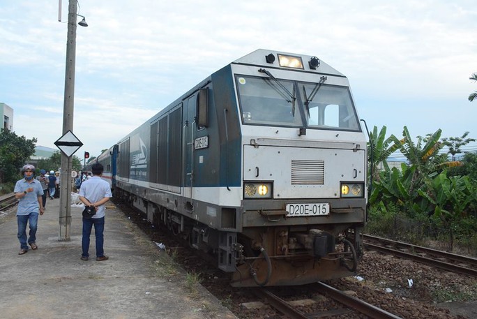 Đường sắt Bắc Nam thông tuyến sau hơn 24 giờ tê liệt - Ảnh 1. Đường sắt Bắc Nam thông tuyến sau hơn 24 giờ tê liệt - Ảnh 1.