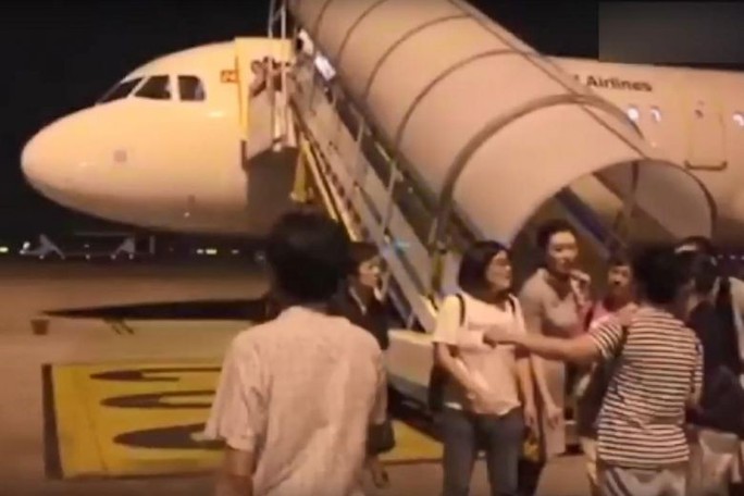 Máy bay từ Trung Quốc đến Việt Nam quay lại vì nghi nứt cửa sổ - Ảnh 1.