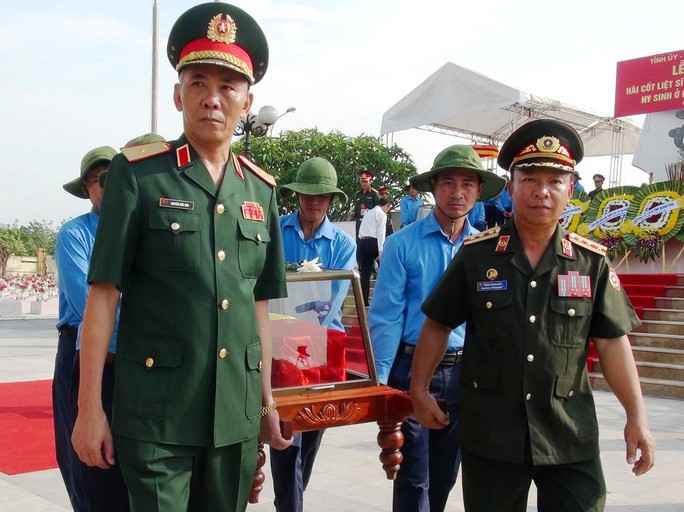 An táng 18 hài cốt liệt sĩ hy sinh tại Lào - Ảnh 1.
