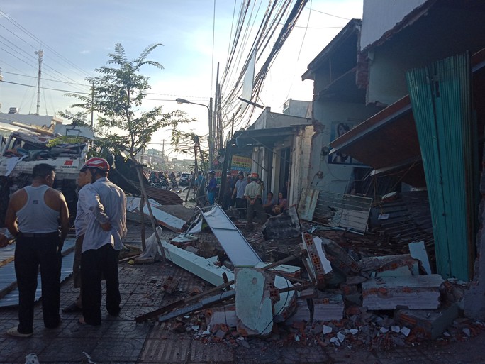 Vũng Tàu: Kinh hoàng xe bồn tông sập nhà trên đường 30 tháng 4 - Ảnh 1.