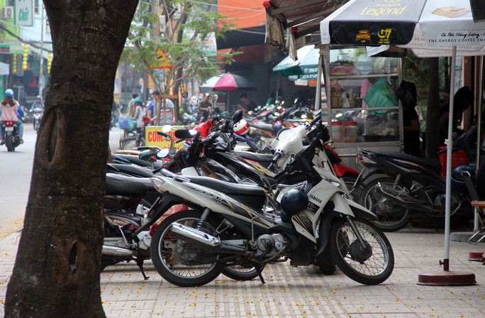 TP HCM: Nhiều bãi giữ xe vẫn trơ gan trên vỉa hè - Ảnh 8.