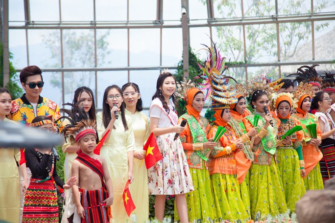 Hoa hậu Hoàn vũ nhí Ngọc Lan Vy biểu diễn cùng 100 thiếu nhi thế giới - Ảnh 3.