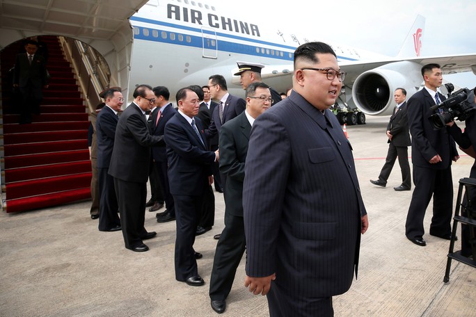 Ông Kim Jong-un tới Singapore, được vệ sĩ chạy bộ đưa về khách sạn - Ảnh 2.