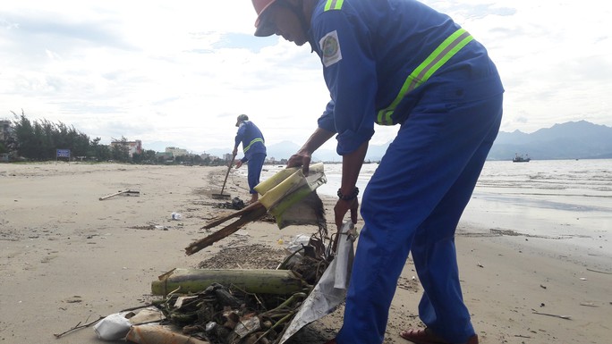 Đà Nẵng: Hơn 5 km bờ biển Nguyễn Tất Thành bị rác thải bủa vây - Ảnh 4.
