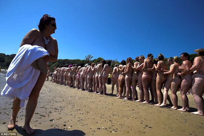 Hơn 2.500 phụ nữ tắm biển khỏa thân lập kỷ lục Guinness - Ảnh 4.