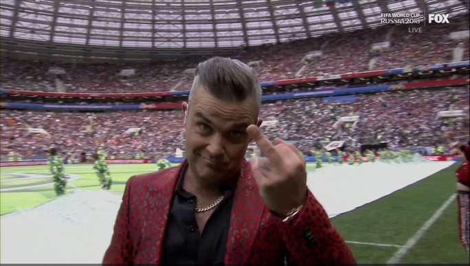 Fox News xin lỗi vụ ca sĩ Anh giơ “ngón tay thối” tại lễ khai mạc World Cup - Ảnh 1.