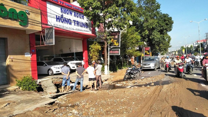 Bể ống nước tạo hố tử thần ngay Quốc lộ 1C - Ảnh 1.