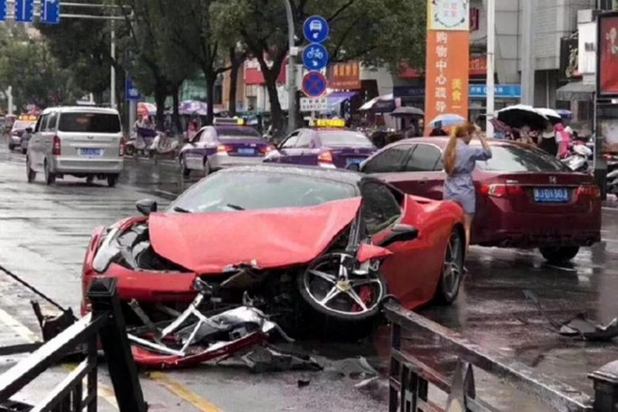 Vừa thuê siêu xe Ferrari đã va vào BMW gây tai nạn - Ảnh 1.