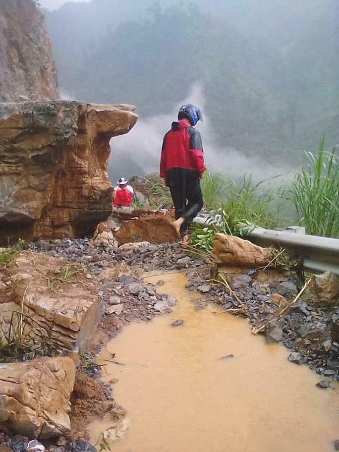 Mưa lũ gây sạt lở hơn nửa triệu m3 đất, đá, nhiều tuyến quốc lộ bị cô lập - Ảnh 6.
