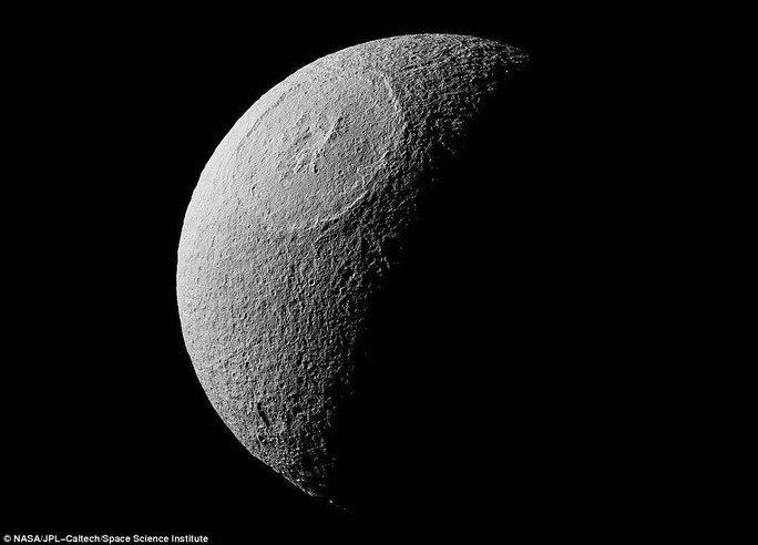 Miệng núi lửa rộng 450 km trên mặt trăng Sao Thổ - Ảnh 1.