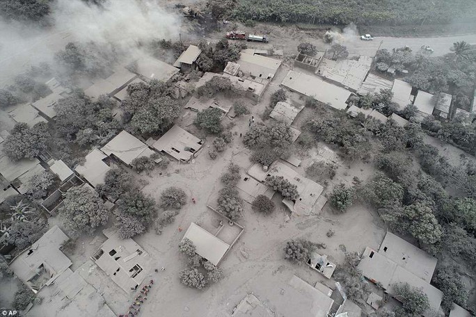 Khốc liệt hình ảnh trước và sau thảm họa núi lửa ở Guatemala - Ảnh 9.
