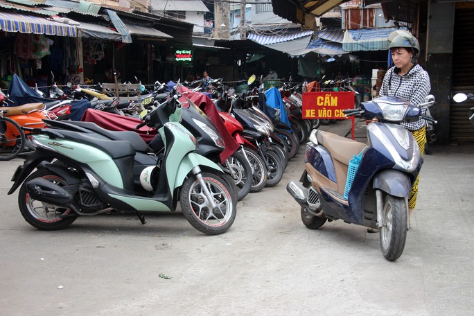 TP HCM: Nhiều bãi giữ xe vẫn trơ gan trên vỉa hè - Ảnh 5.