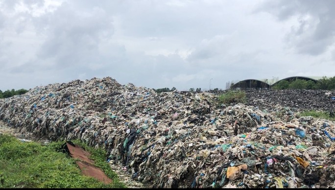 Dân ở 2 xã đồng loạt “kêu cứu” vì bãi rác gây ô nhiễm kinh khủng - Ảnh 1.