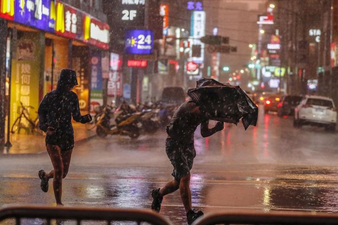 Siêu bão Maria tấn công Đài Loan, Trung Quốc nín thở - Ảnh 1.