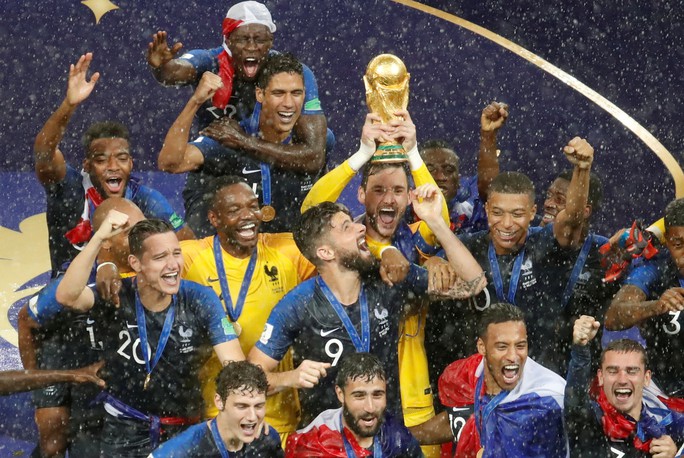 Dân Pháp ăn mừng sáng đêm vì ngôi vương World Cup - Ảnh 14.