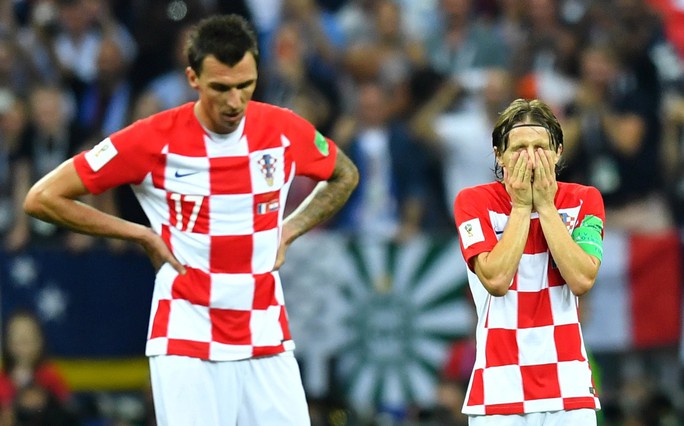 Dân Pháp ăn mừng sáng đêm vì ngôi vương World Cup - Ảnh 2.