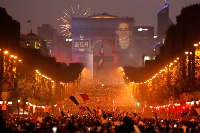 Dân Pháp ăn mừng sáng đêm vì ngôi vương World Cup - Ảnh 9.