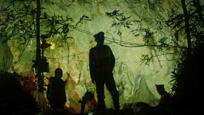 Thái Lan: Chỉ còn cách nơi nghi đội bóng mất tích trong hang 500 m - Ảnh 2.