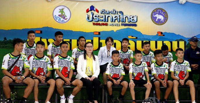 Phỏng vấn đội bóng mắc kẹt, truyền thông nước ngoài bị chỉ trích vô trách nhiệm - Ảnh 2.