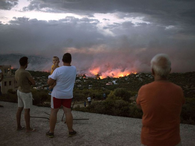 Cháy rừng Hy Lạp: Hàng chục người vượt không nổi biển lửa, chết gục trong sân nhà - Ảnh 3.