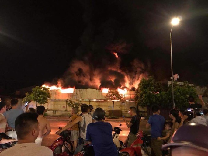 Cháy lớn chợ Gạo trong đêm: Tiểu thương khóc ròng - Ảnh 1.