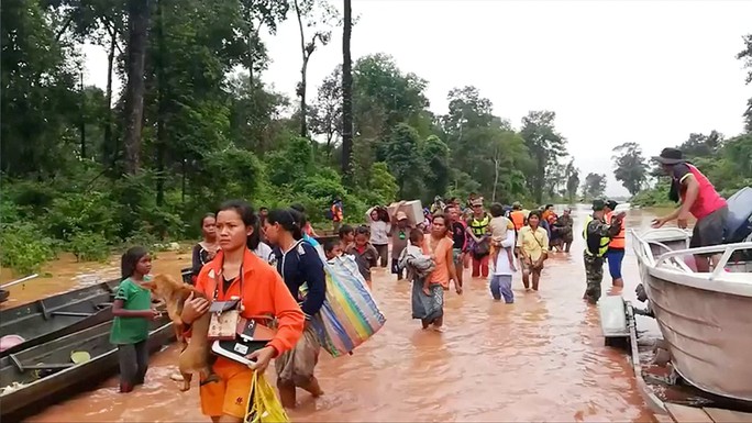 Vỡ đập thủy điện ở Lào: Trực thăng và thuyền chạy đua cứu nạn - Ảnh 2.