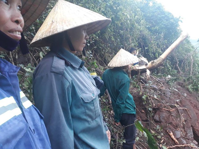 Máy bay đâm vào núi gây nên tiếng nổ rung chuyển cả vùng, khói bốc cao - Ảnh 2. Máy bay đâm vào núi gây nên tiếng nổ rung chuyển cả vùng, khói bốc cao - Ảnh 2.