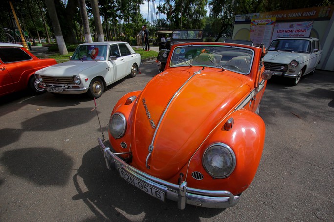 Đội nắng chiêm ngưỡng hàng trăm xe cổ ở Sài Gòn. - Ảnh 1.